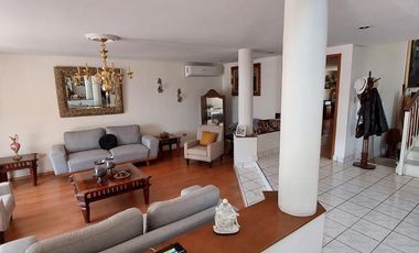 Linda casa en Jardines del Lago en VENTA