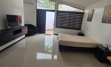 Suite Amoblada en Alquiler en Urdesa Central, Planta Baja, 1 Habitación, 1 Baño, Norte de Guayaquil.
