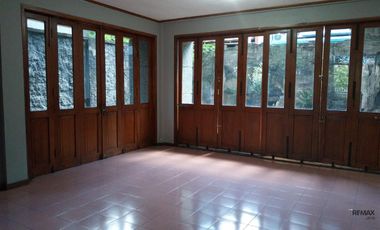 Rumah 6 Kamar Tidur Fasilitas Bagus Disewakan, di Denpasar Barat Area