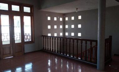 Rumah 6 Kamar Tidur Fasilitas Bagus Disewakan, di Denpasar Barat Area