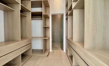 𝟒 𝐁𝐞𝐝𝐫𝐨𝐨𝐦 𝐉𝐚𝐩𝐚𝐧𝐝𝐢-𝐈𝐧𝐬𝐩𝐢𝐫𝐞𝐝 𝐇𝐨𝐮𝐬𝐞 𝐚𝐧𝐝 𝐋𝐨𝐭 𝐢𝐧 𝐌𝐞𝐭𝐫𝐨𝐠𝐚𝐭𝐞 𝐒𝐢𝐥𝐚𝐧𝐠 𝐄𝐬𝐭𝐚𝐭𝐞𝐬