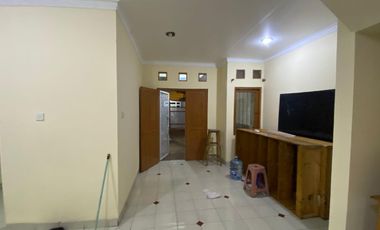 SIAP HUNI!! Sewa Rumah Taman Palem Lestari 2 Lantai Luas 90m2