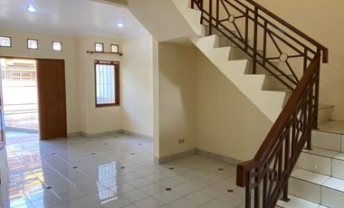 SIAP HUNI!! Sewa Rumah Taman Palem Lestari 2 Lantai Luas 90m2