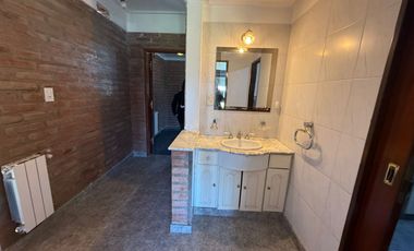 VENTA O PERMUTA DE HERMOSA CASA EN BARRIO LOS CHAÑARES, 2/3 DORMITORIOS + CALEFACCIÓN POR RADIARORES+ PATIO VERDE