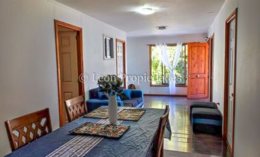 Leon Propiedades vende Gran casa en Curacaví centro.