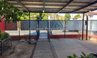 Leon Propiedades vende Gran casa en Curacaví centro.