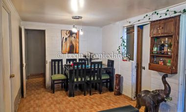 Leon Propiedades vende Gran casa en Curacaví centro.