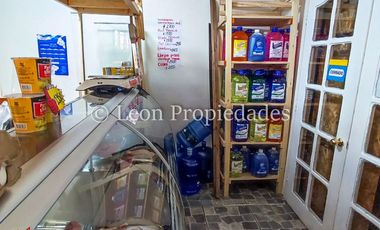 Leon Propiedades vende Gran casa en Curacaví centro.