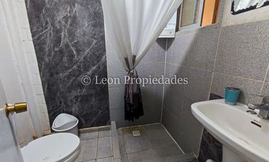 Leon Propiedades vende Gran casa en Curacaví centro.