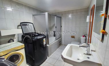 Leon Propiedades vende Gran casa en Curacaví centro.