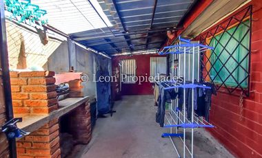 Leon Propiedades vende Gran casa en Curacaví centro.