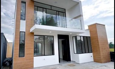 VENTA DE CASA EN URB EL TOACHI
