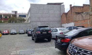 Propiedad Casa Comercial rentera de venta en Cuenca con parqueadero público en pleno centro histórico excelente rentabilidad