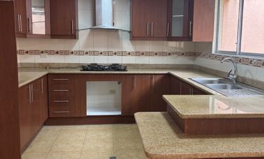 VENTA DE CASA FAMILIAR DE DOS PISOS EN AMBATO-SECTOR HUACHO SOLIS