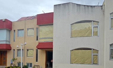VENTA DE CASA FAMILIAR DE DOS PISOS EN AMBATO-SECTOR HUACHO SOLIS
