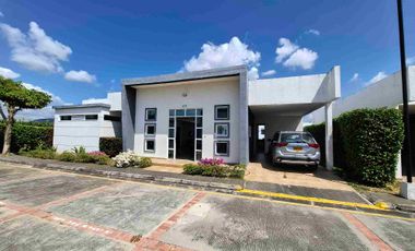 Hermosa casa campestre con piscina privada, en condominio