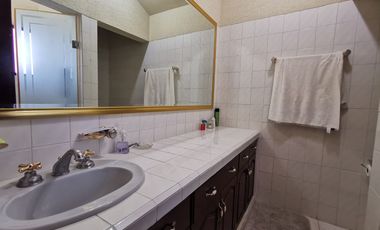 En Renta! Residencia Estilo Toscana en Contry la Silla amueblado y equipado