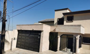 En Renta! Residencia Estilo Toscana en Contry la Silla amueblado y equipado