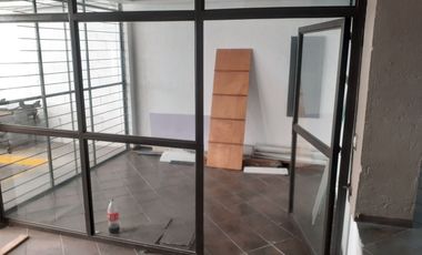 BODEGA CON OFICINAS DE 731 M. MUY CENTRICA AREA SUR PONIENTE