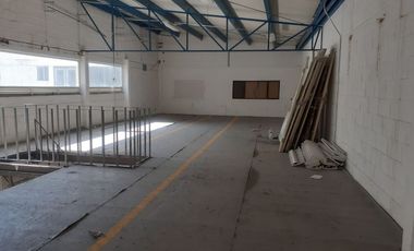 BODEGA CON OFICINAS DE 731 M. MUY CENTRICA AREA SUR PONIENTE