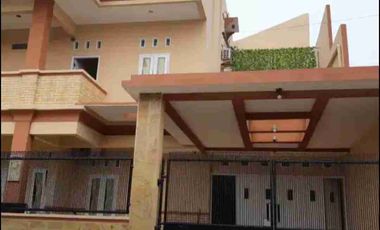 Rumah ala Villa dg Fasilitas Kolam Renang