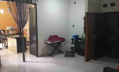 Rumah ala Villa dg Fasilitas Kolam Renang