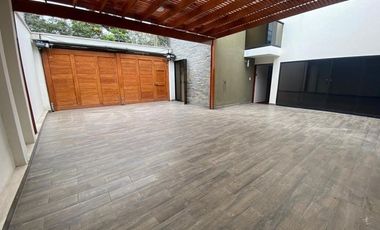 VENTA AMPLIA CASA REMODELADA 4 DORM- GARAGE 4 AUTOS URB LA CAPULLANA - SURCO