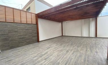 VENTA AMPLIA CASA REMODELADA 4 DORM- GARAGE 4 AUTOS URB LA CAPULLANA - SURCO