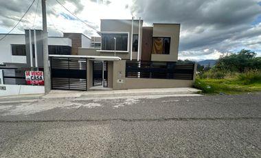 AMPLIA CASA DE LUJO EN LA MEJOR ZONA DE CHARASOL