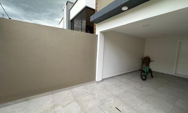 AMPLIA CASA DE LUJO EN LA MEJOR ZONA DE CHARASOL