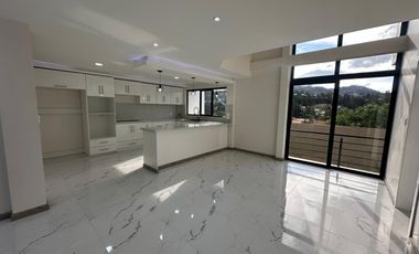 AMPLIA CASA DE LUJO EN LA MEJOR ZONA DE CHARASOL