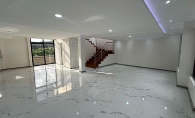 AMPLIA CASA DE LUJO EN LA MEJOR ZONA DE CHARASOL