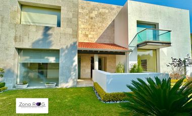 LA HERRADURA: SE VENDE Casa con ELEVADOR.  740 m2 de Terreno y 943 m2 de Construcción