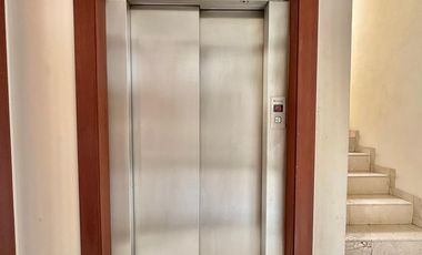 LA HERRADURA: SE VENDE Casa con ELEVADOR.  740 m2 de Terreno y 943 m2 de Construcción