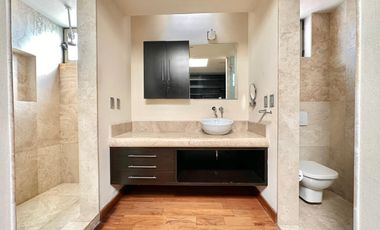 LA HERRADURA: SE VENDE Casa con ELEVADOR.  740 m2 de Terreno y 943 m2 de Construcción