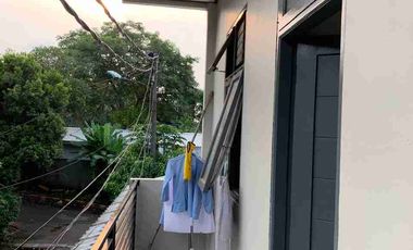 NVTDS0171 rumah 2 lantai masih dihuni di anggrek neli murni, kemanggisan, jakarta barat