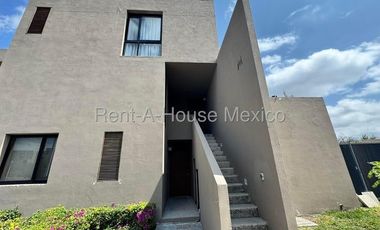 RENTA. Zibatá - Departamento semiamueblado en planta baja de 3 recámaras