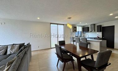 RENTA. Zibatá - Departamento semiamueblado en planta baja de 3 recámaras