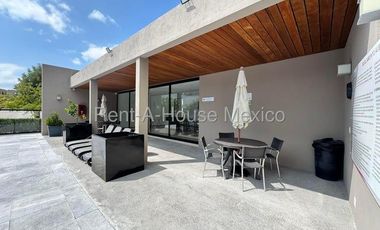 RENTA. Zibatá - Departamento semiamueblado en planta baja de 3 recámaras