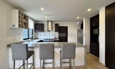 RENTA. Zibatá - Departamento semiamueblado en planta baja de 3 recámaras