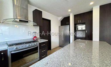 RENTA. Zibatá - Departamento semiamueblado en planta baja de 3 recámaras