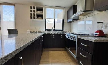 RENTA. Zibatá - Departamento semiamueblado en planta baja de 3 recámaras