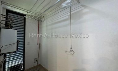 RENTA. Zibatá - Departamento semiamueblado en planta baja de 3 recámaras