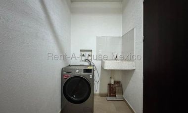 RENTA. Zibatá - Departamento semiamueblado en planta baja de 3 recámaras