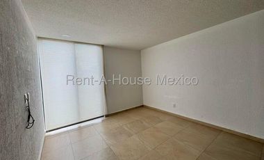RENTA. Zibatá - Departamento semiamueblado en planta baja de 3 recámaras