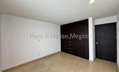 RENTA. Zibatá - Departamento semiamueblado en planta baja de 3 recámaras