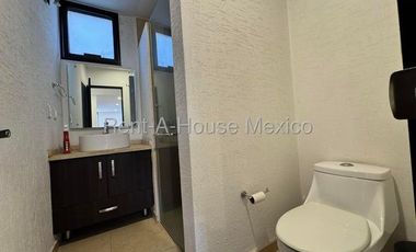 RENTA. Zibatá - Departamento semiamueblado en planta baja de 3 recámaras