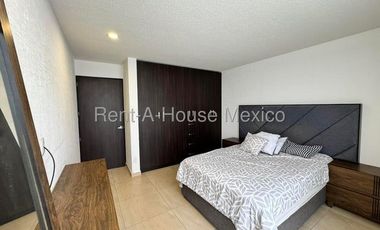 RENTA. Zibatá - Departamento semiamueblado en planta baja de 3 recámaras