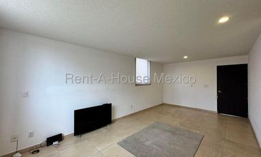 RENTA. Zibatá - Departamento semiamueblado en planta baja de 3 recámaras