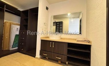 RENTA. Zibatá - Departamento semiamueblado en planta baja de 3 recámaras